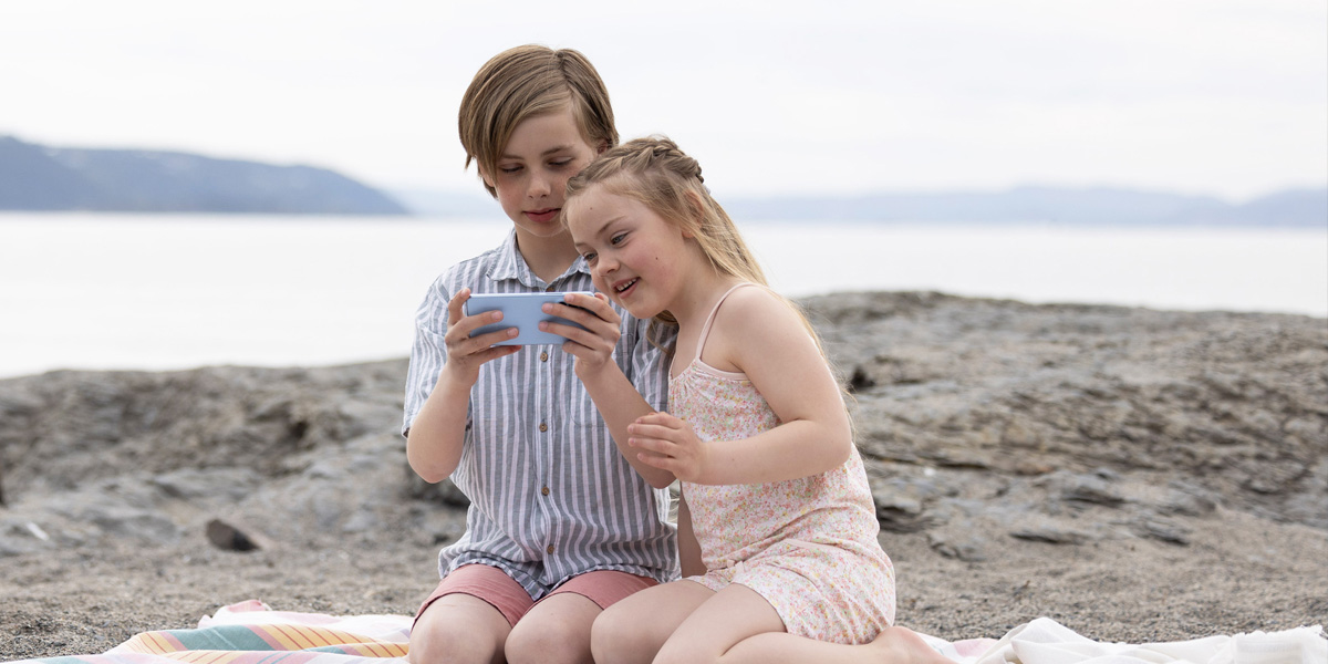 Barn på stranden med abonnement fra Telenor
