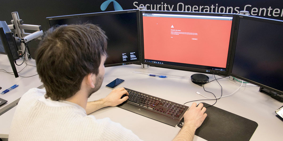 Telenor Security Operations Centre (TSOC) overvåker Norges datagrenser, og følger med på om bedrifter blir utsatt for dataangrep. Foto: Brand Studio