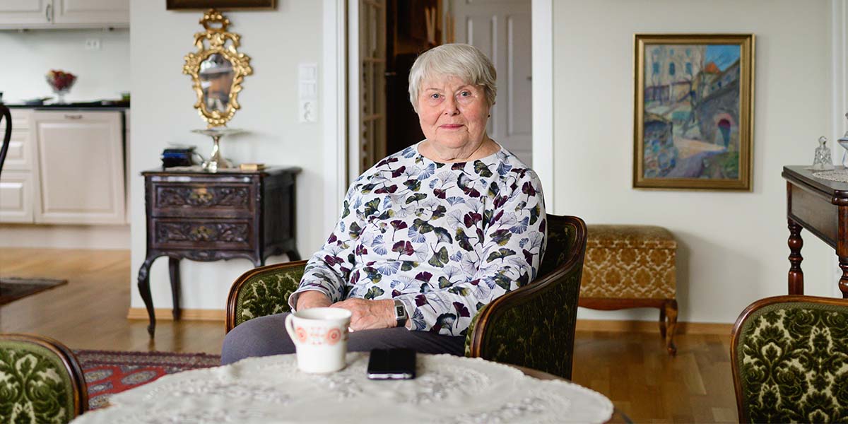 Svindel rammer ulike aldersgrupper, også eldre. Her ser vi en eldre dame sitte i stuen.